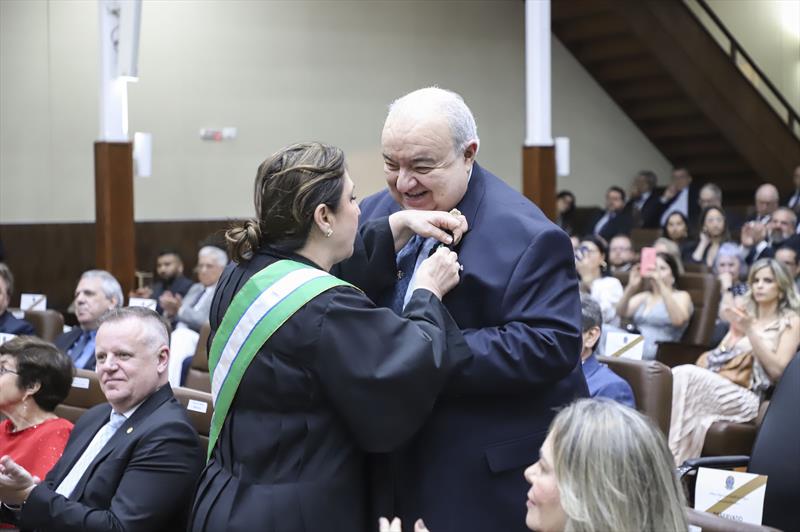 Prefeito de Curitiba recebe comenda do TRT-PR pela defesa da Justiça do Trabalho e Direitos Humanos