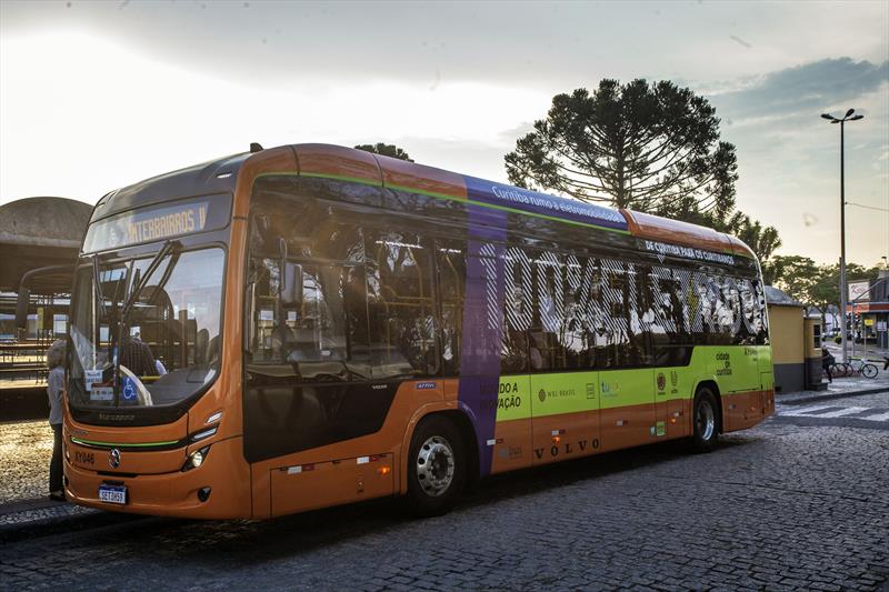 Quase 100 mil pessoas já andaram de ônibus elétrico em testes em Curitiba