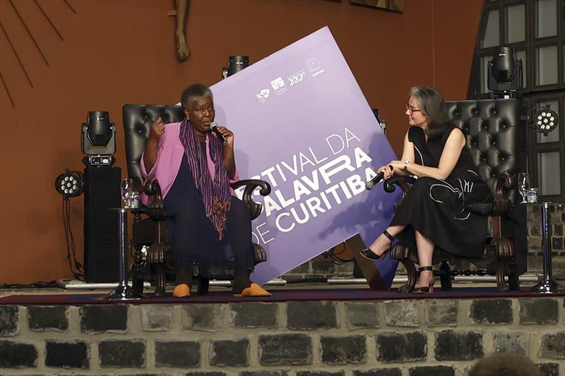 Paulina Chiziane, primeira moçambicana a publicar um romance, abre o Festival da Palavra de Curitiba