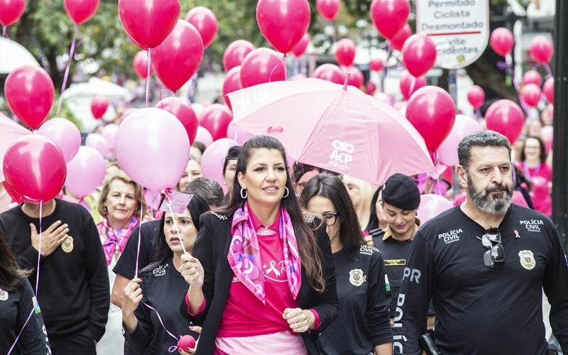 Música, balões e muito rosa abrem o mês de prevenção ao câncer de mama em Curitiba