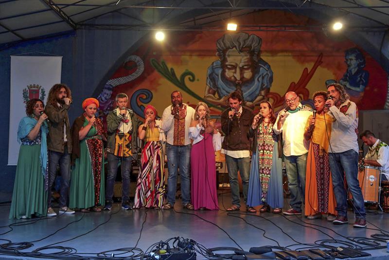 Agenda cultural de Curitiba apresenta jazz cigano, Leila Pinheiro e mostra de poesia