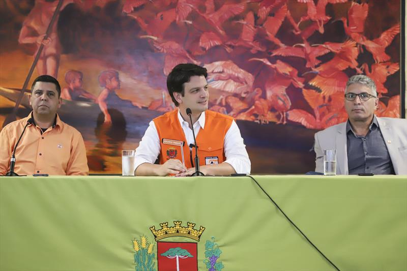 Eduardo Pimentel lidera campanha para ajudar municípios atingidos pelas chuvas no Paraná
