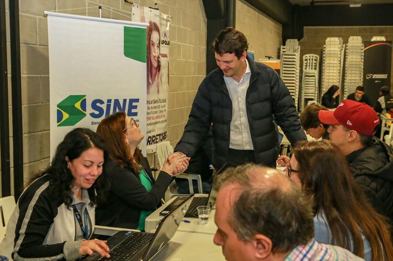 Eduardo Pimentel acompanha atendimento a trabalhadores em feira de empregos em Curitiba