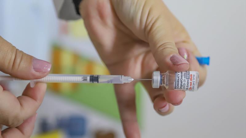 Alta de novos casos e taxa de vacinação em baixa aumentam preocupação com nova onda de covid em Curitiba