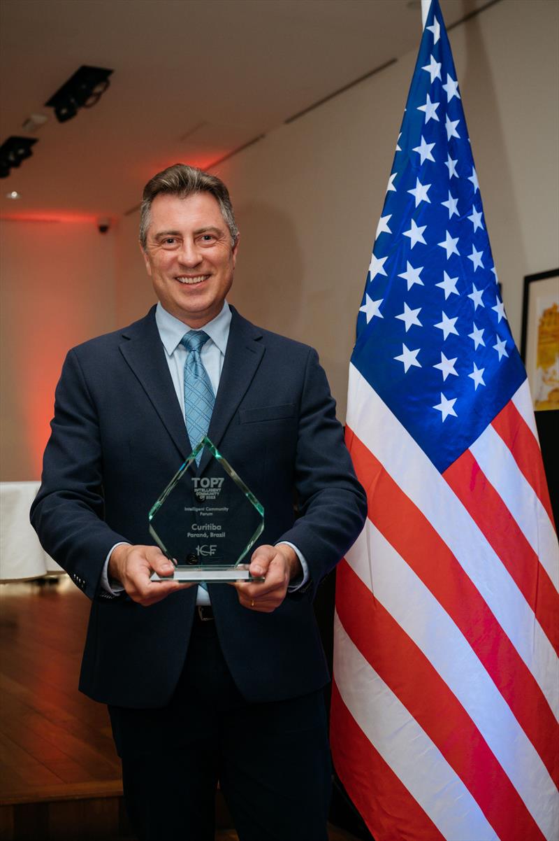 Em Nova Iorque, Curitiba recebe troféu das 7 Comunidades Mais Inteligentes do Mundo