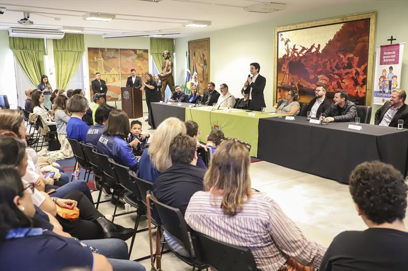 Eduardo Pimentel lança caminhada para ajudar escolas para pessoas com deficiência de Curitiba
