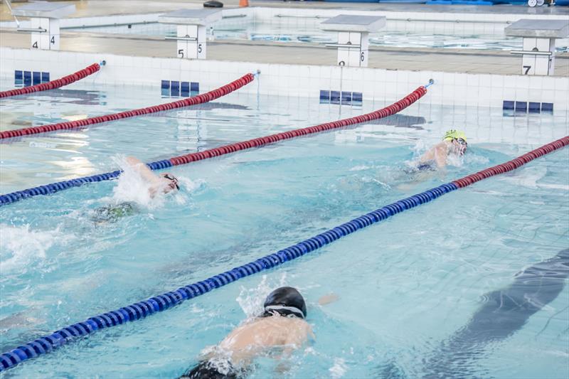Maratona Aquática vai reunir 700 atletas em seis horas de revezamento no Clube Curitibano