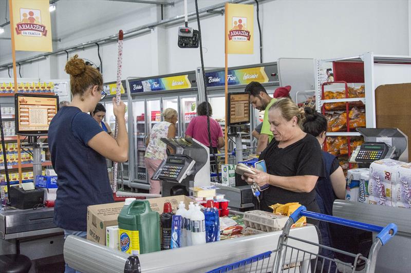 Armazéns da Família têm posta de tilápia na Semana da Economia e mutirão de cadastros