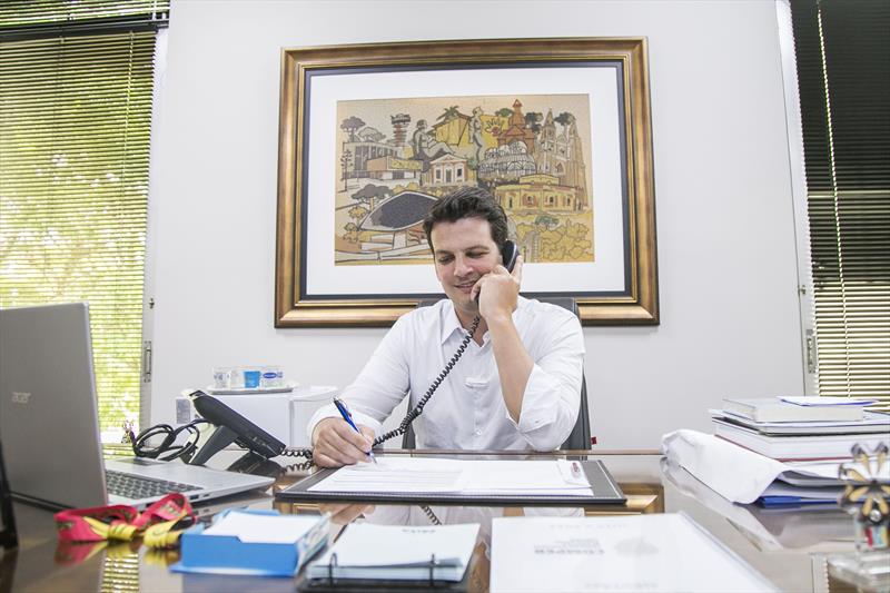 Eduardo Pimentel telefona para os ganhadores do Nota Curitibana