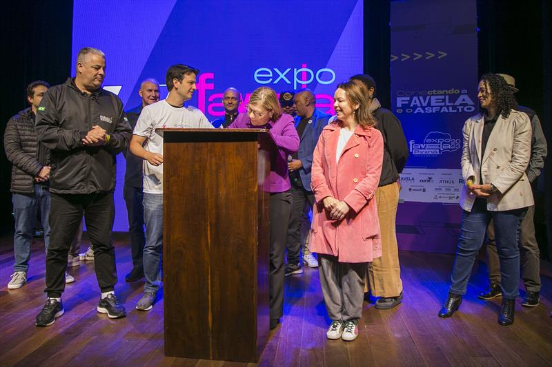 Eduardo Pimentel prestigia abertura da 1ª Expo Favela em Curitiba