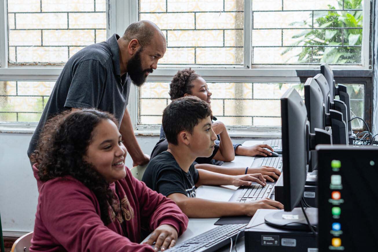 Concurso, intercâmbios, tecnologia e qualificação marcam educação em 2023