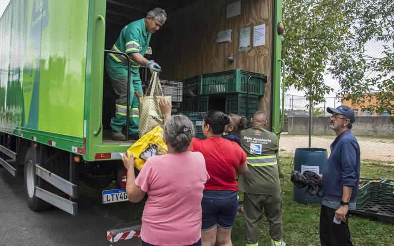 Troca de recicláveis por alimentos do Câmbio Verde em Curitiba retorna nesta terça. Saiba onde estará o caminhão