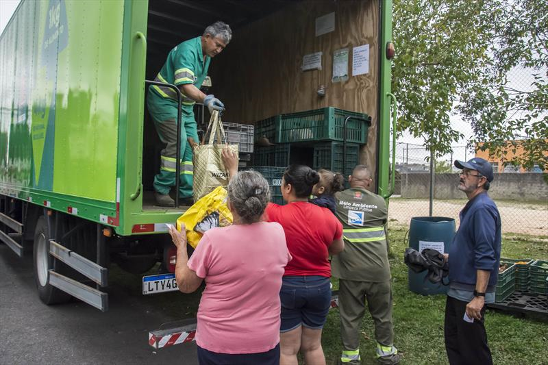 Troca de recicláveis por alimentos do Câmbio Verde em Curitiba retorna nesta terça. Saiba onde estará o caminhão