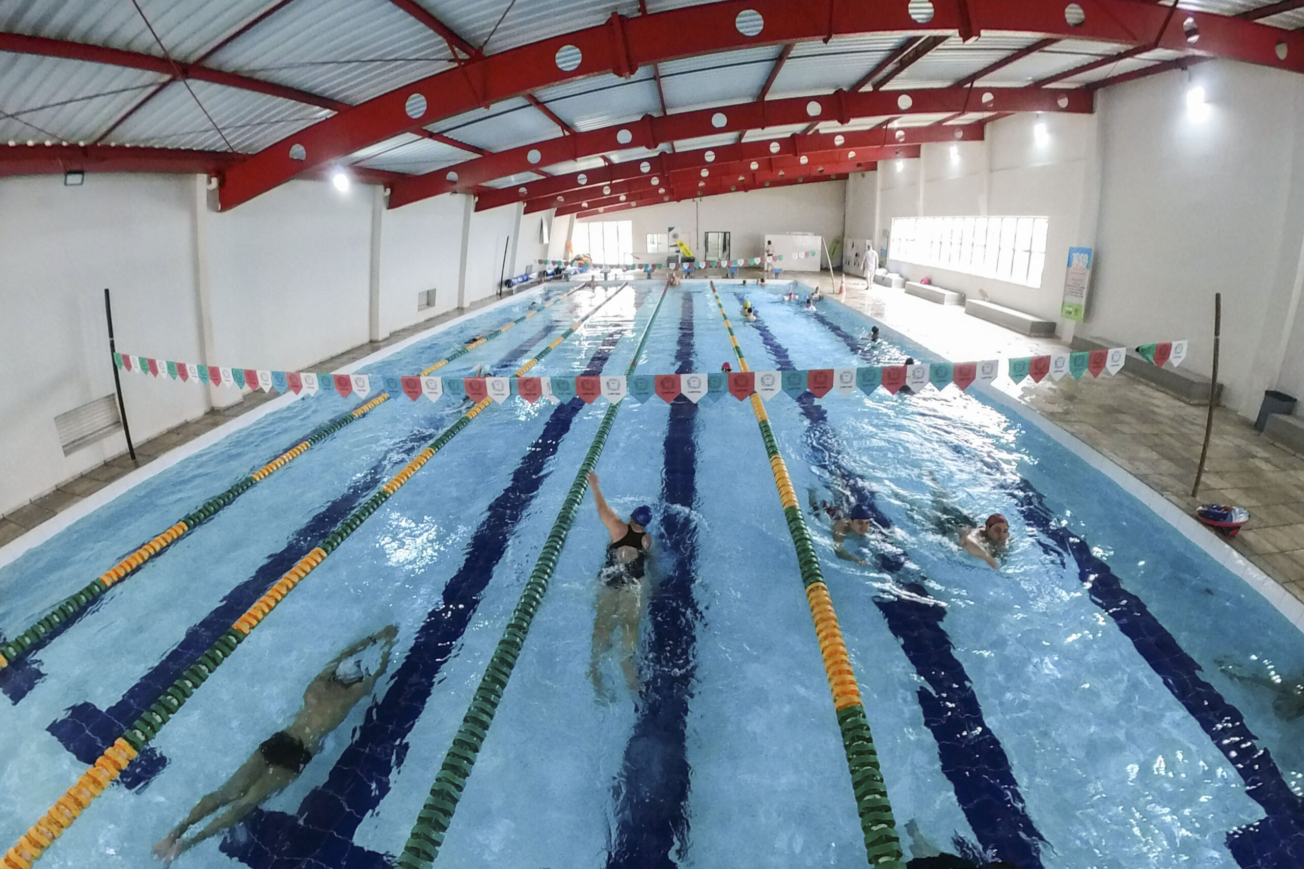 Estão abertas as inscrições para nadar de graça nas piscinas da Prefeitura de Curitiba no sábado