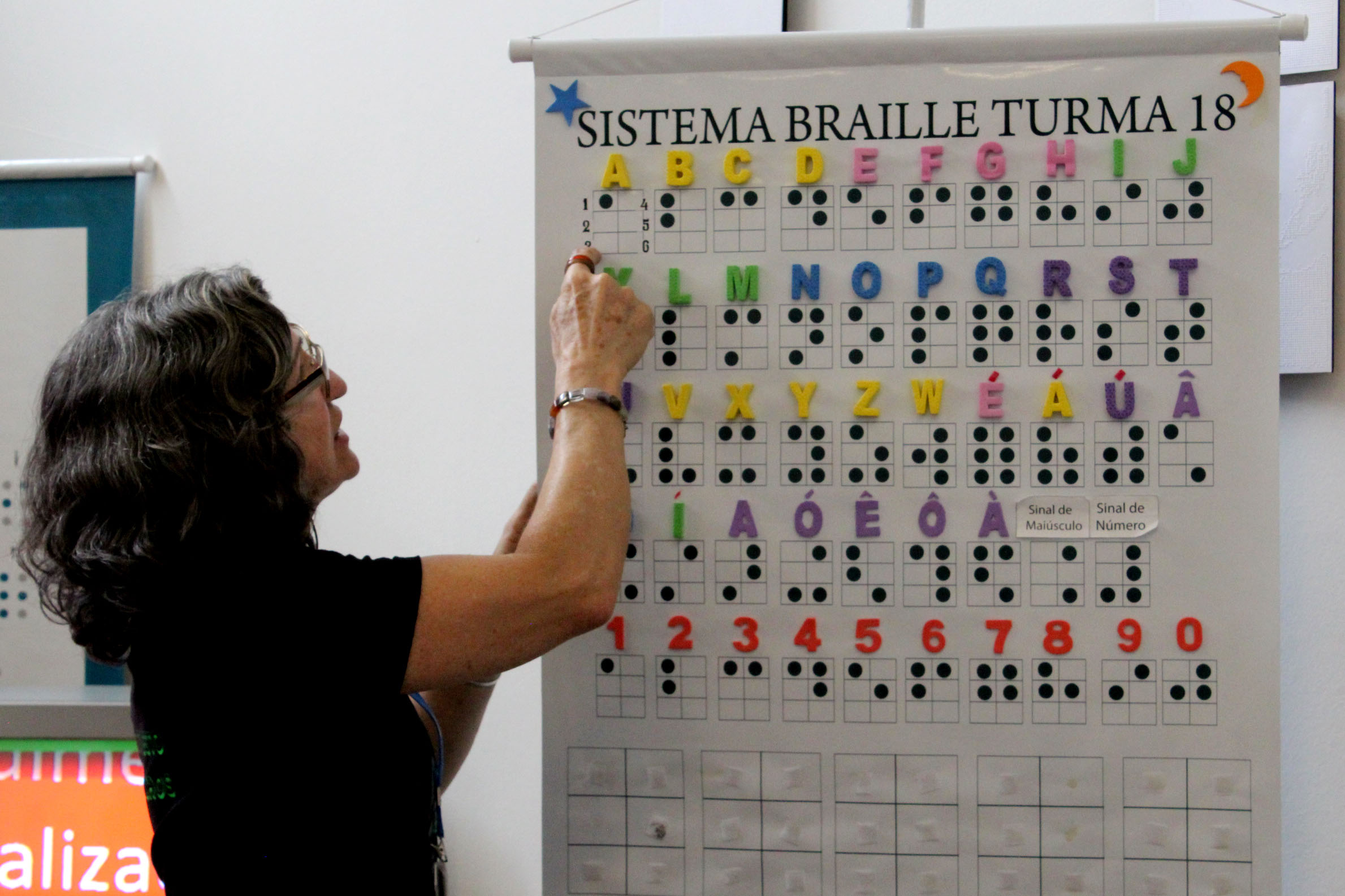 Biblioteca Pública desenvolve projeto de leitura por telefone para idosos em asilos