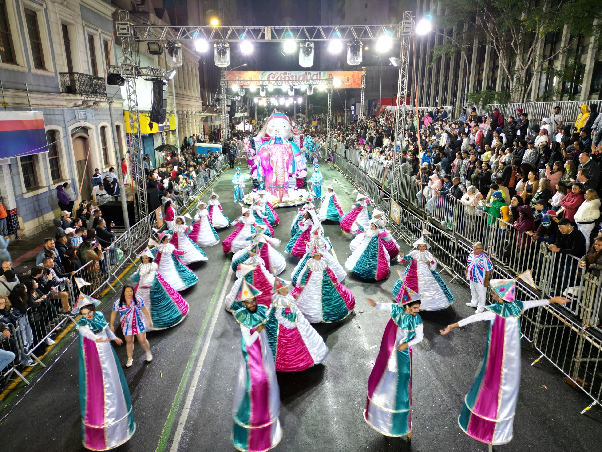 Do ritmo do samba à animação geek, Carnaval de Curitiba é uma celebração multicultural