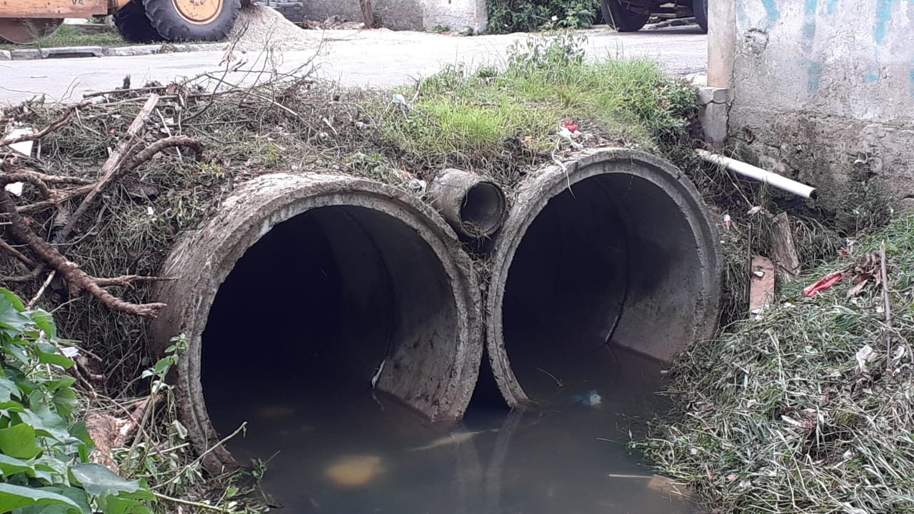 Descarte incorreto de lixo compromete a drenagem e aumenta riscos de alagamentos em Curitiba