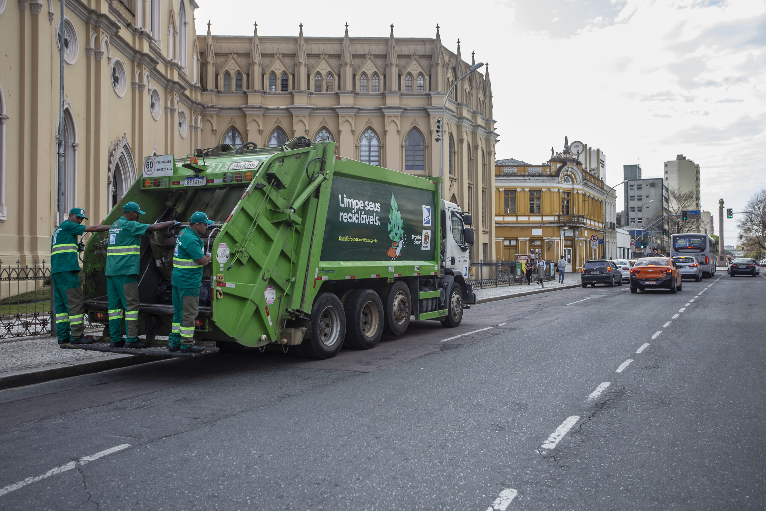 Censo 2022 coloca Curitiba como melhor capital em coleta de lixo e em saneamento básico para todos os grupos sociais