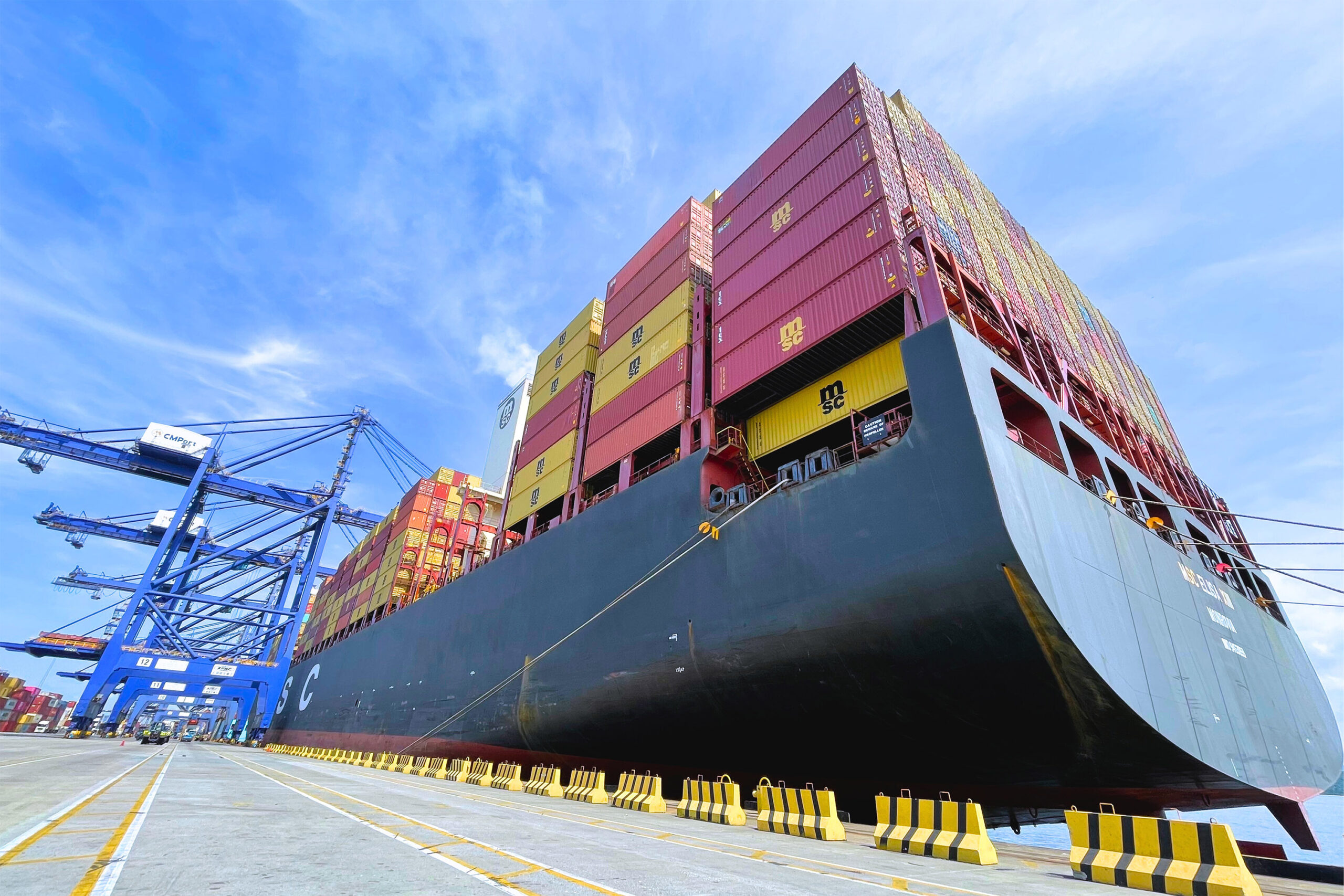 Porto de Paranaguá recebe novo mega navio de 366 metros, que tem escala única no Paraná