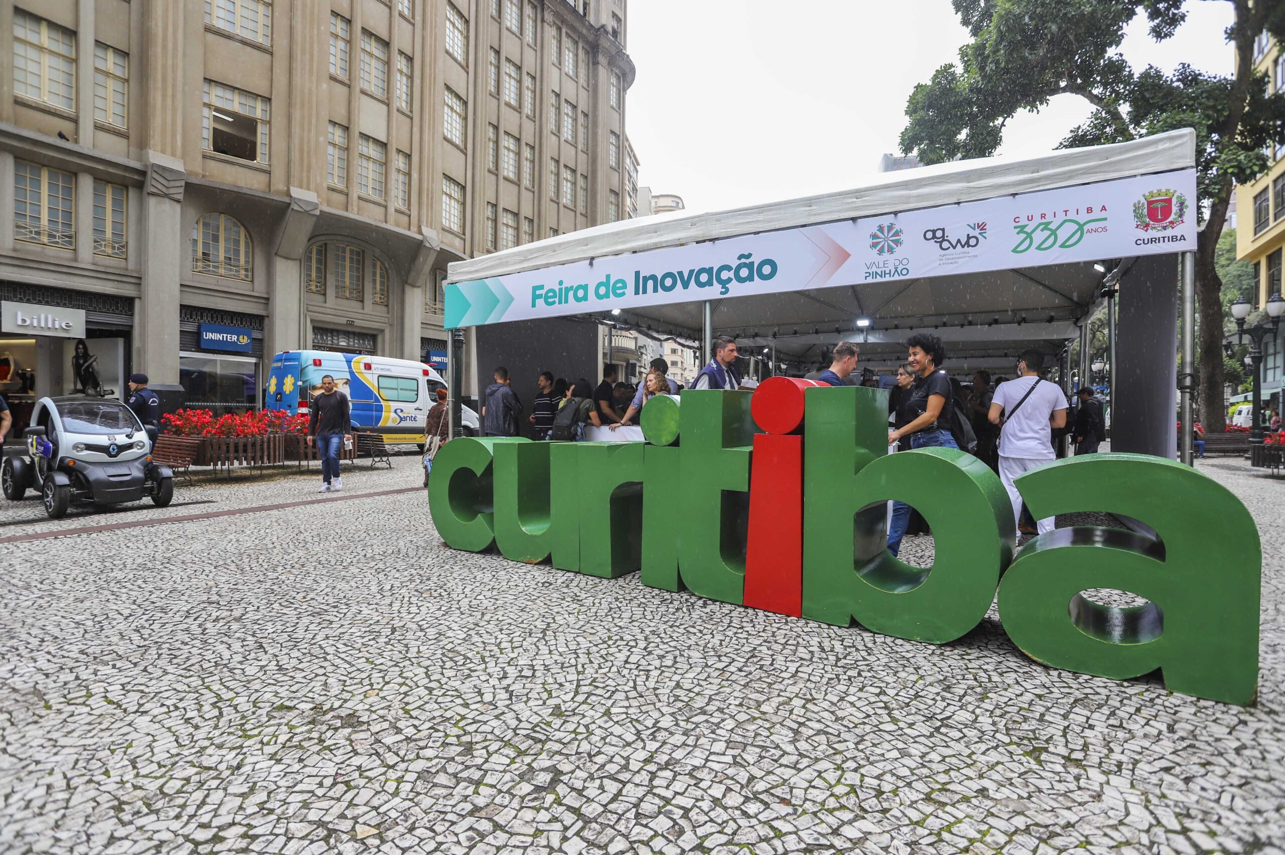 Feira gratuita apresenta ideias inovadoras à população no coração de Curitiba
