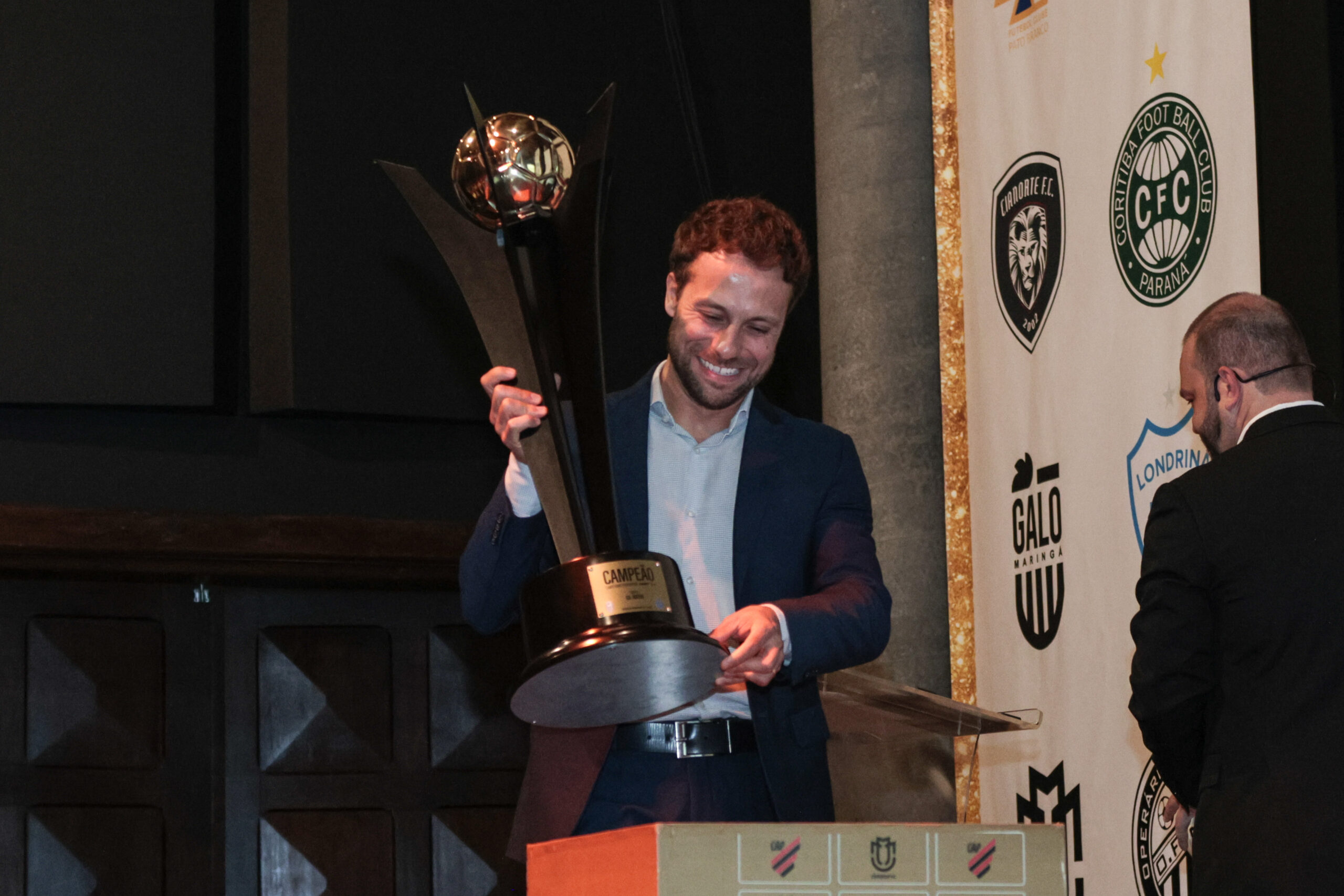 Troféu Gil Rocha será entregue ao campeão paranaense em transmissão da Paraná Turismo