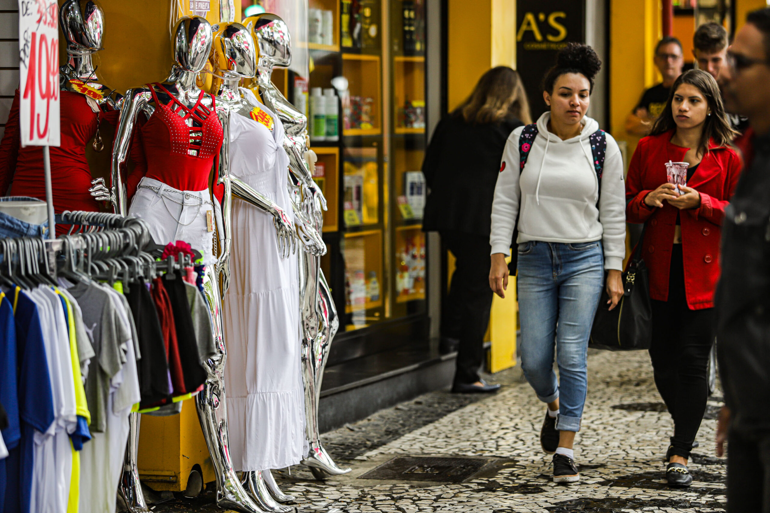 Comércio paranaense cresceu 6,9% nos primeiros meses de 2024, melhor resultado do Sul