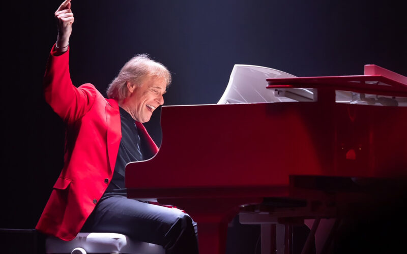 Em turnê mundial, pianista Richard Clayderman se apresenta no Teatro Guaíra