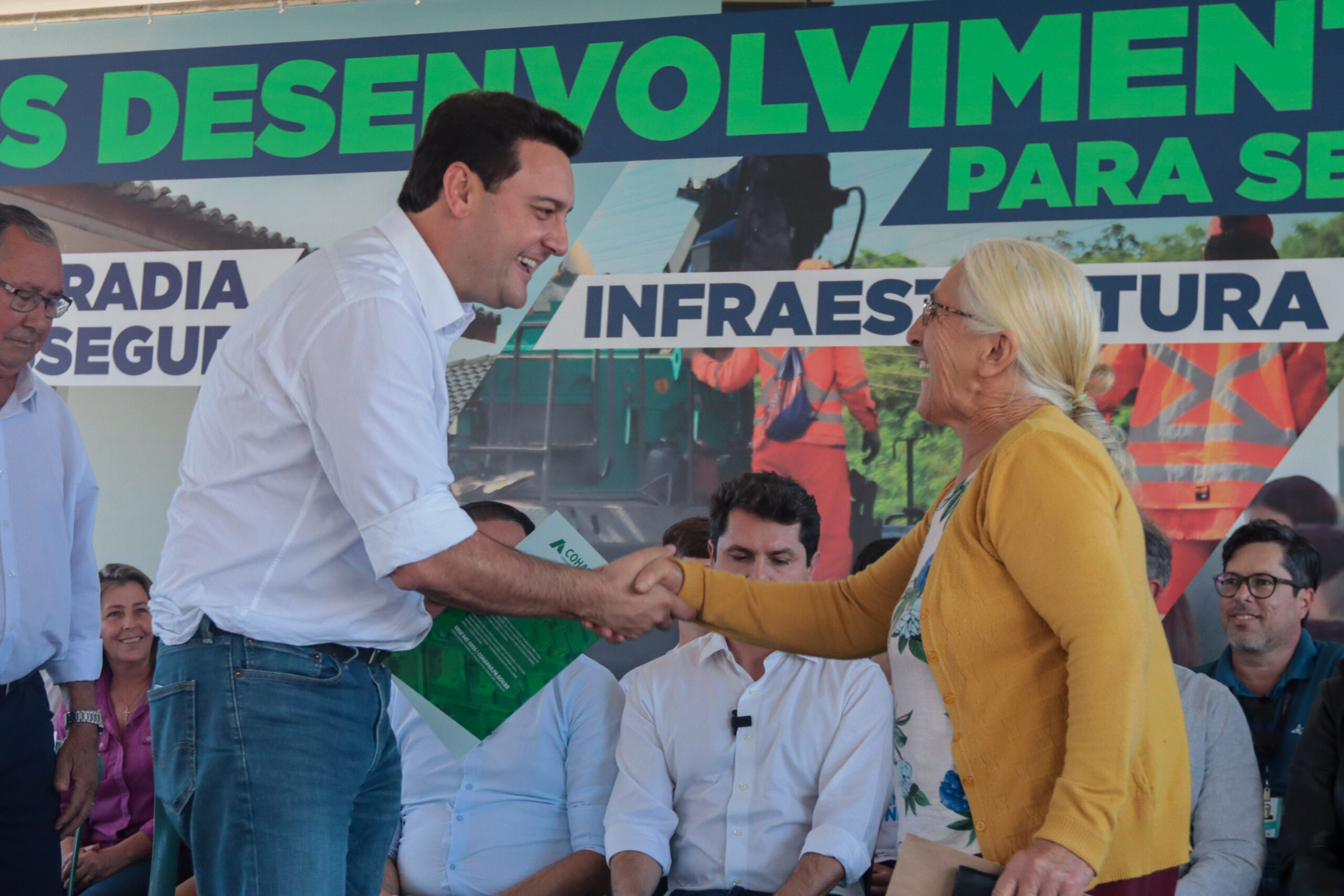 Ratinho Junior entrega escrituras a 579 famílias de Sengés, nos Campos Gerais