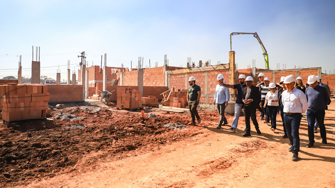 Prefeito de Curitiba em exercício visita Bairro Novo da Caximba e diz que o projeto é revolucionário