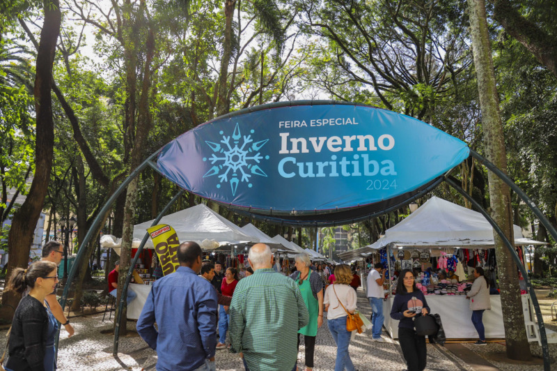 Em sábado de sol, prefeito em exercício visita Feira Especial de Inverno, na Praça Osório