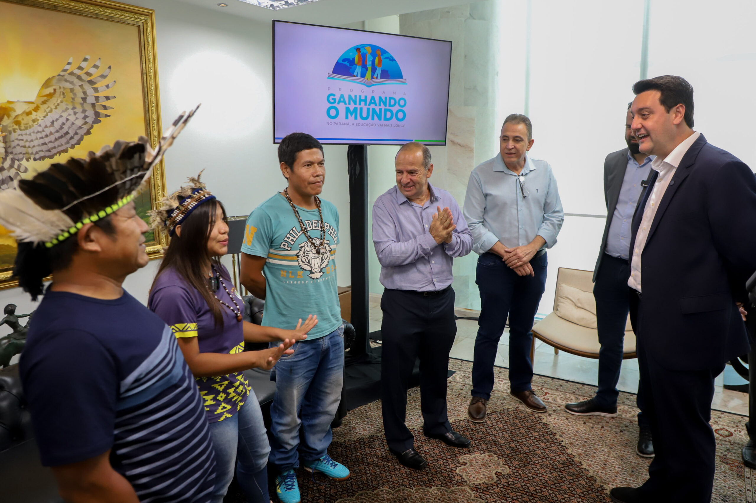 Governador recebe 1ª aluna indígena selecionada para o programa Ganhando o Mundo