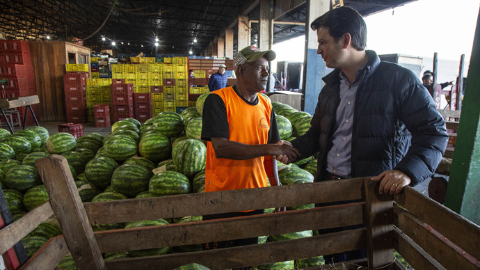 Vice-prefeito Eduardo Pimentel visita Ceasa em apoio a permissionários após incêndio