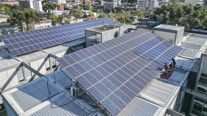 Painéis fotovoltaicos do telhado da Prefeitura de Curitiba recebem serviço de limpeza
