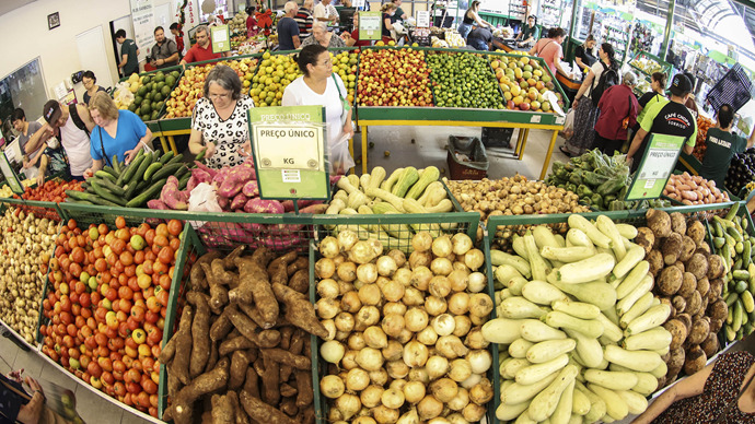 Sacolão da Família vende produtos a preço único de R$ 4,99 o quilo