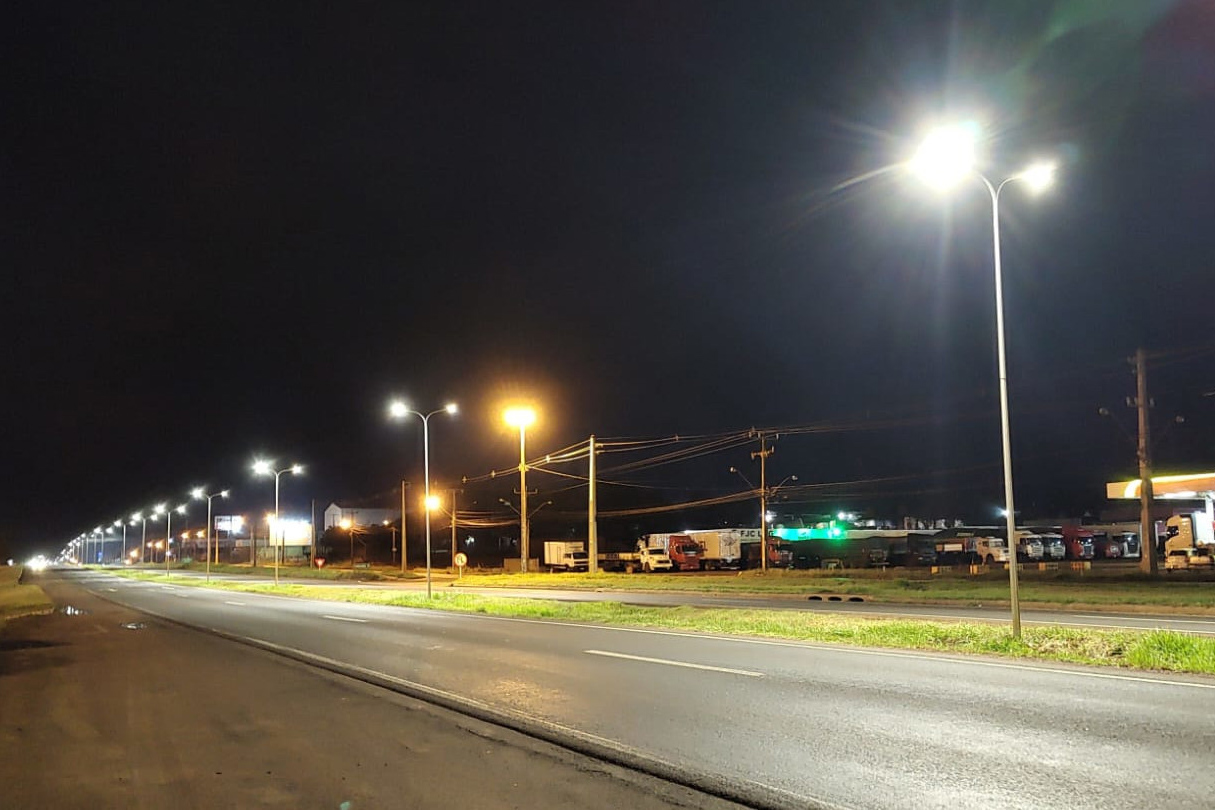 Iluminação da BR-277 em Foz do Iguaçu e municípios vizinhos chega a 74% de execução