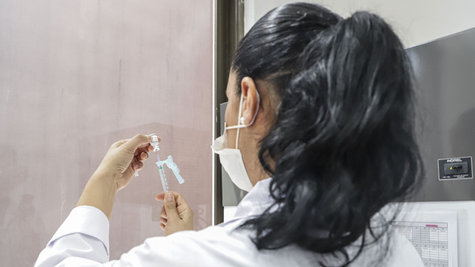 Aplicação da vacina anticovid para público prioritário é concentrada em cinco unidades de saúde de Curitiba