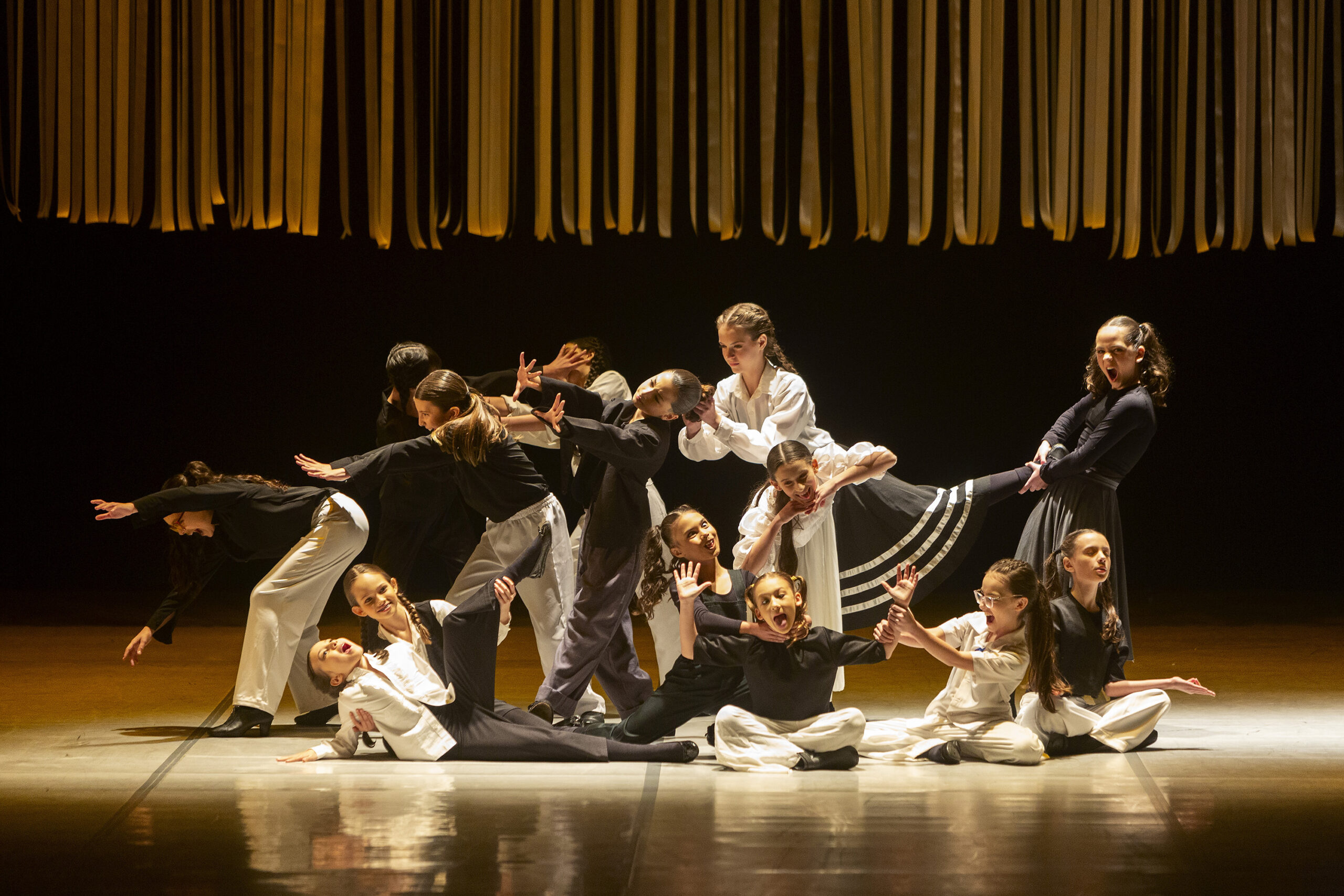 “Crisálida”: obra da Escola de Dança do Guaíra faz analogia às transformações da vida humana