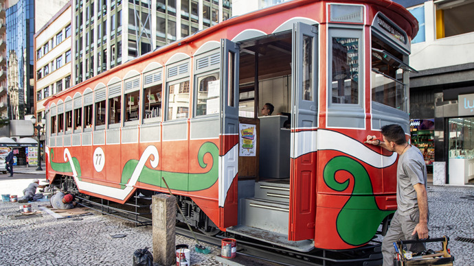 Bondinho da Leitura, no Centro de Curitiba, ganha pintura nova