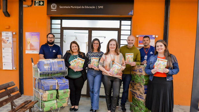 Crianças de Curitiba vão aprender sobre proteção animal com gibis do Curitibinha nas escolas municipais