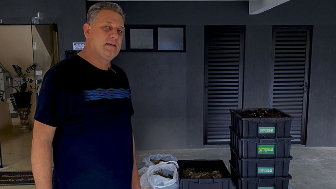 Servidor da Prefeitura de Curitiba coloca em prática o que aprendeu sobre compostagem para diminuir a produção de lixo em casa