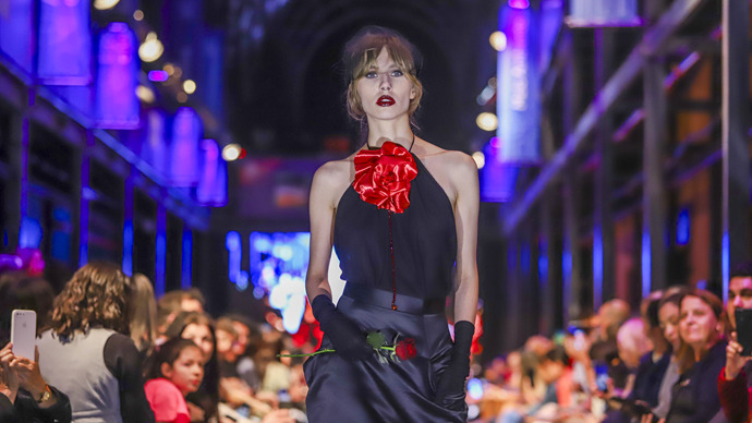 Desfile no Boqueirão Fashion, em Curitiba, promove experiência imersiva de som, luzes e ousadia para o público