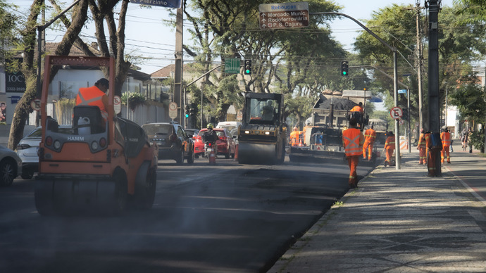 Prefeitura de Curitiba recupera pavimento da Avenida Getúlio Vargas e Viaduto do Colorado