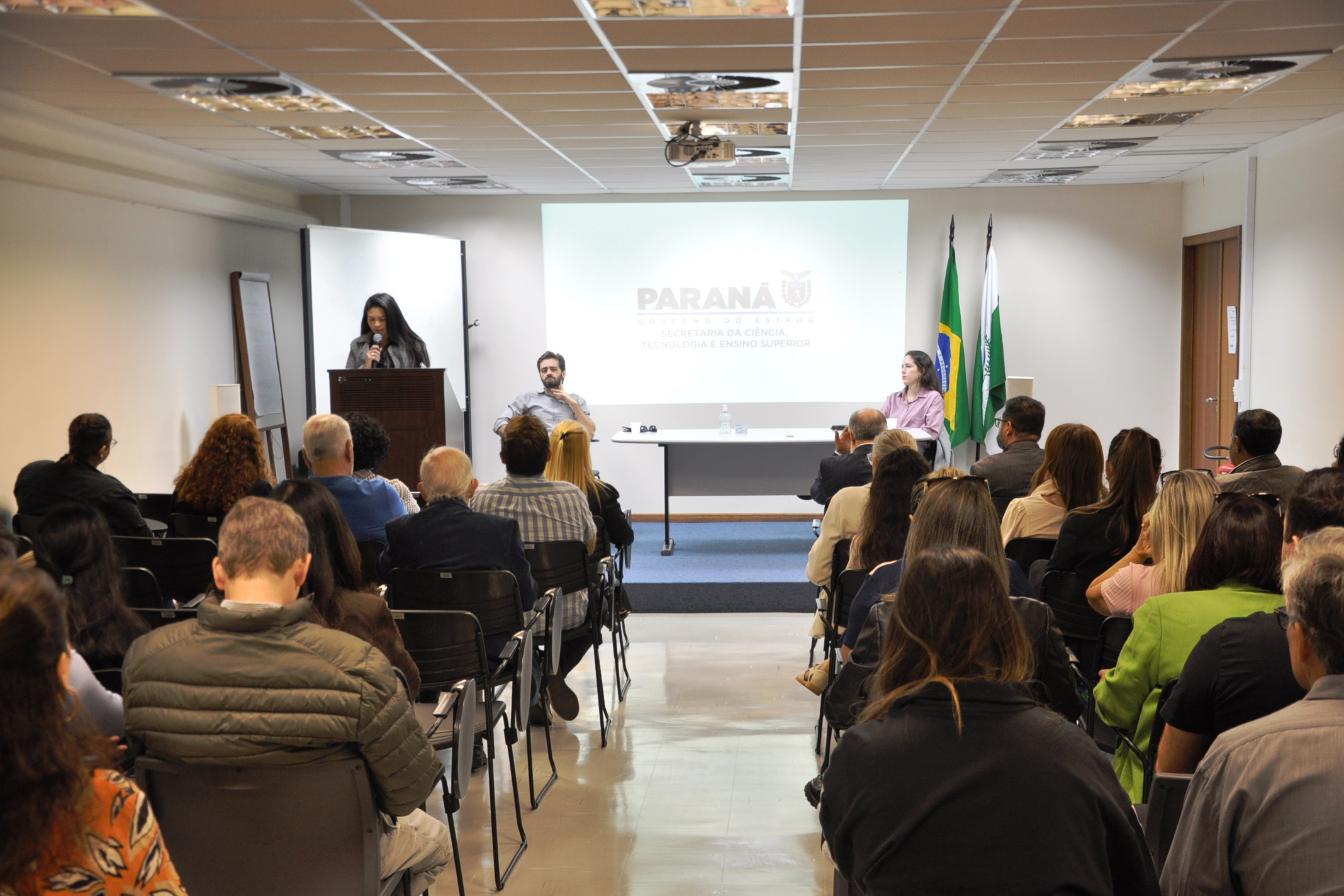 Servidores do Estado participam de palestra que integra o Junho Paraná sem Drogas