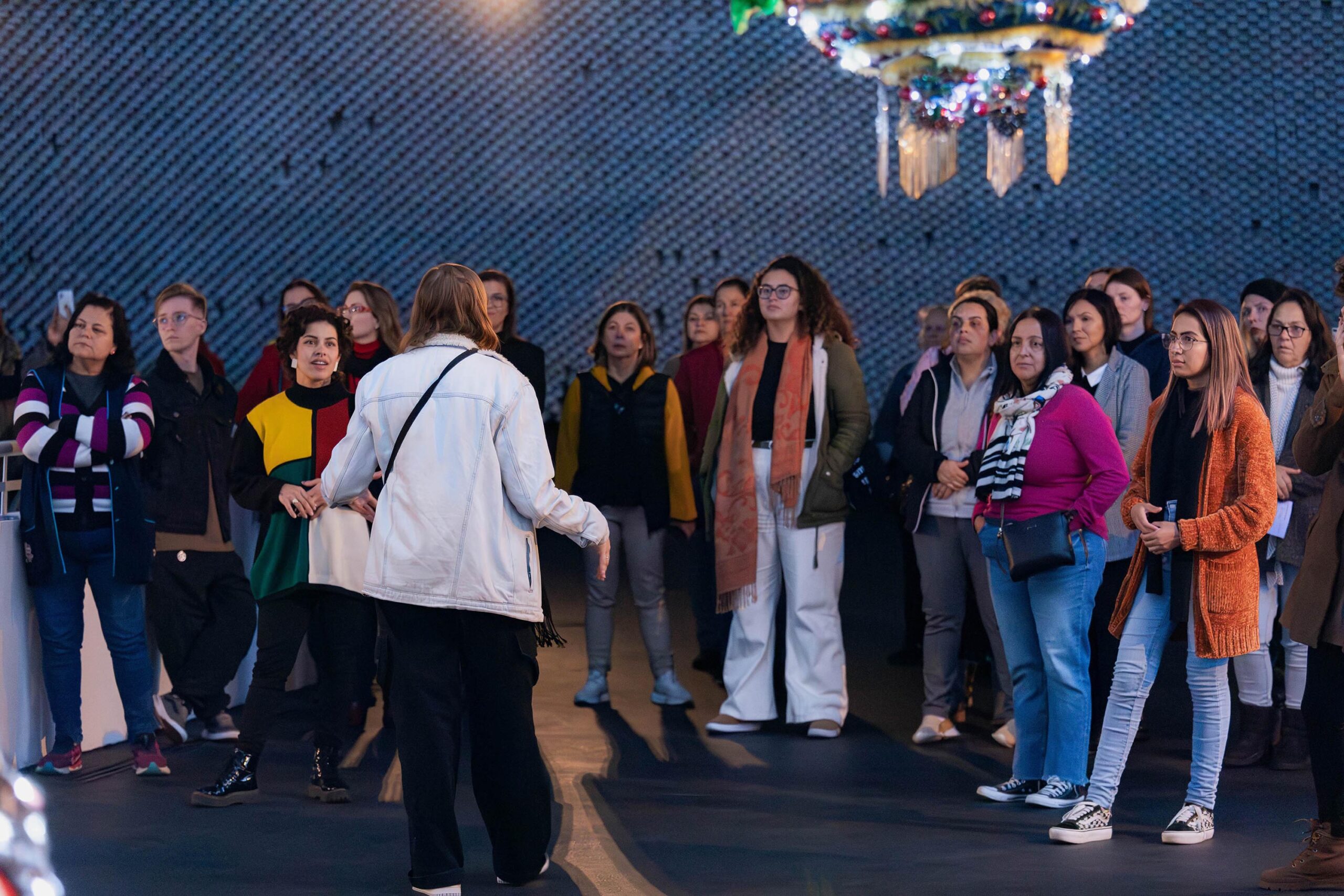 Mostra “Antes e agora, longe e aqui dentro” é tema do programa MON na Escola