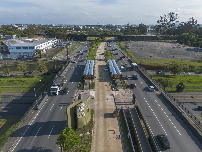 Estações-tubo Solar e Jardim Botânico na Linha Verde entram em fase final de obras