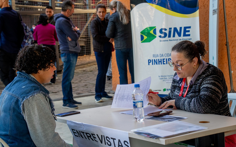 Mutirão de emprego ofertará 300 vagas em rede de supermercados de Curitiba