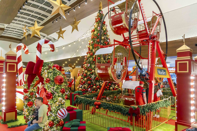 Decorações de Natal começam a enfeitar os shoppings de Curitiba