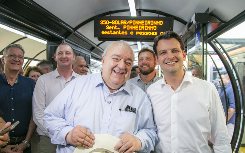 Prefeito de Curitiba entrega duas estações-tubo na Linha Verde e anuncia novas linhas de ônibus