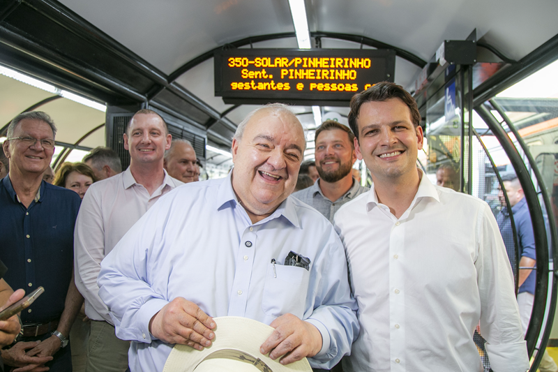 Prefeito de Curitiba entrega duas estações-tubo na Linha Verde e anuncia novas linhas de ônibus