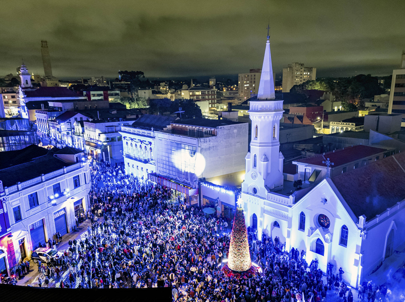 Cortejo de anjos leva multidão ao centro histórico na estreia do Natal de Curitiba 2024